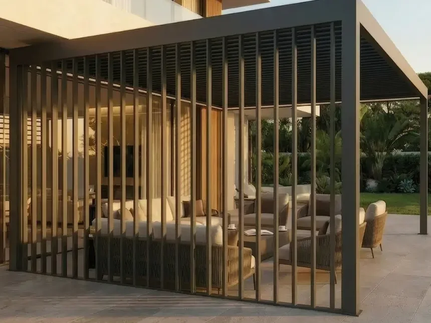 Računalni prikaz natkrivene terase s okomitim aluminijskim lamelama kao zaštitom od sunca