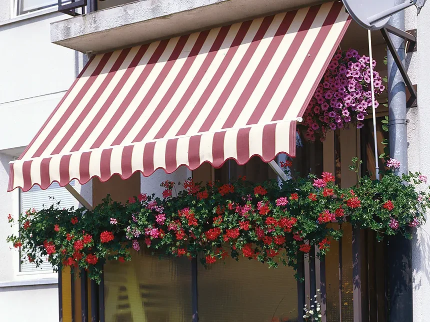 Crveno-bijelo prugasta tenda Italia Balcony nad balkonom s cvijećem